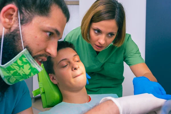 Dentistas Masculinos Femininos Mostrando Jovem Paciente Com Seus Dentes Imagem — Fotografia de Stock