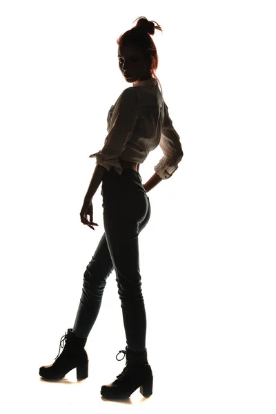 現代の衣服に身を包んだファッション女性モデルのスタジオボディショット — ストック写真
