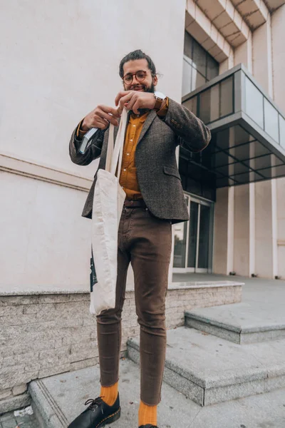 Όμορφος Άντρας Αυτοπεποίθηση Ντυμένος Μοντέρνα Ρούχα Αστικό Περιβάλλον — Φωτογραφία Αρχείου