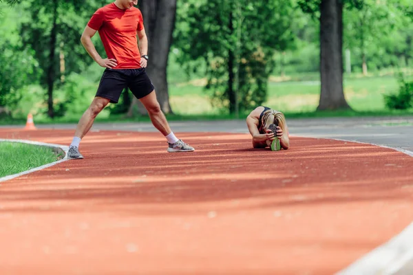 Jeune Couple Étirant Avant Commencer Leur Routine Jogging Matinale Sur — Photo