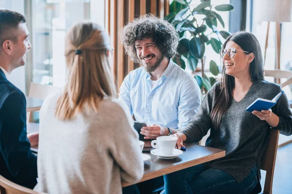 Gruppe Von Mitarbeitern Bei Einer Businessplan Diskussion Einem Örtlichen Kaffeehaus — Stockfoto