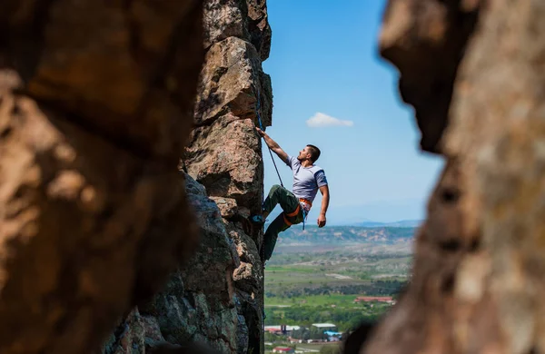 Young Man Climbs Rocky Wall Valley Mountains Sunrise — Stock Photo, Image