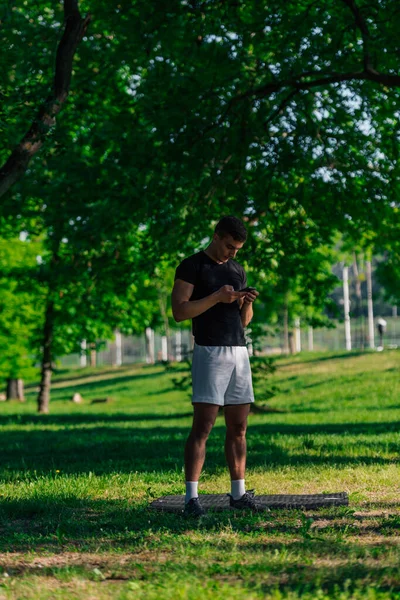 Desportista Atlético Verificando Seu Telefone Enquanto Faz Uma Pausa Treino — Fotografia de Stock