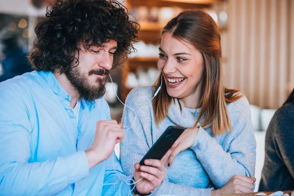 Joven Hombre Mujer Vestidos Con Ropa Elegante Disfrutando Café Bar —  Fotos de Stock