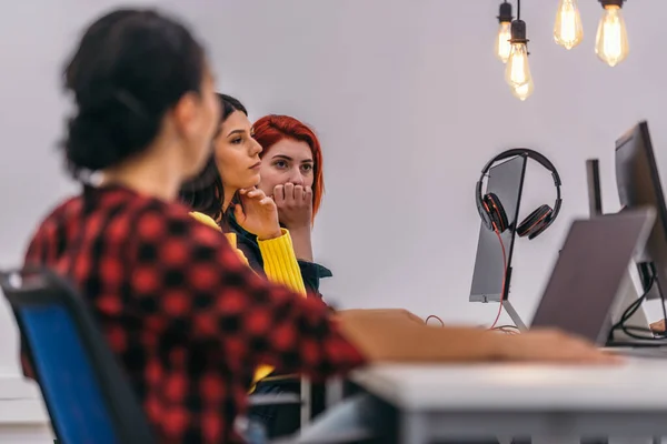 Yoğunlaşmış Kadınları Ofiste Oturup Dizüstü Bilgisayarlarıyla Çalışıyorlar — Stok fotoğraf