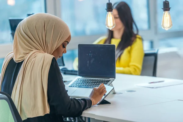 Educação Empresarial Conceito Escritório Empresária Afro Americana Vestindo Hijab Trabalhando — Fotografia de Stock