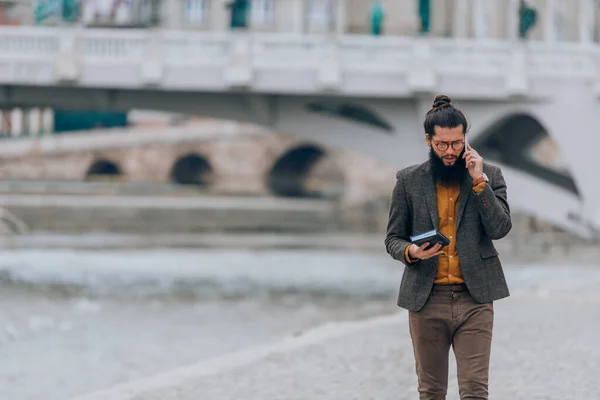 Modische Männer Stylischer Moderner Kleidung Telefonieren Fluss — Stockfoto