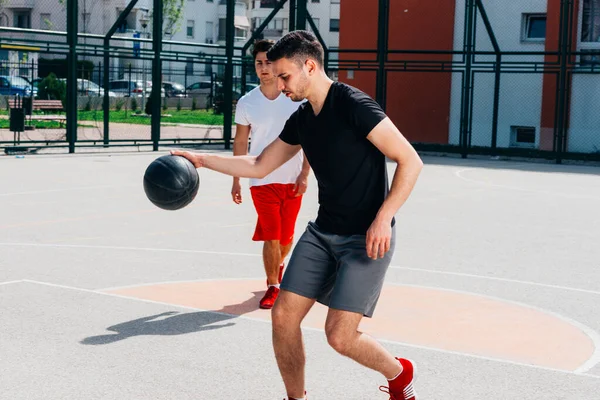 Forma Giocatore Basket Maschile Mattino Presto Una Giornata Sole Campo — Foto Stock