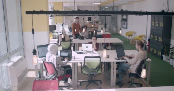 Jóvenes Diversas Etnias Que Trabajan Una Moderna Oficina Coworking Durante — Vídeos de Stock