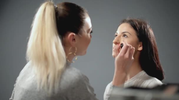 Make Artysta Pracy Tworzenia Vlog Podczas Wprowadzania Makijażu Dziewczyny — Wideo stockowe