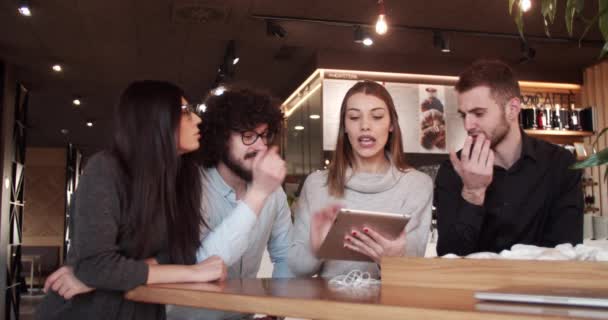 Jeunes Collègues Dans Café Bar Discutent Projet Autour Café — Video