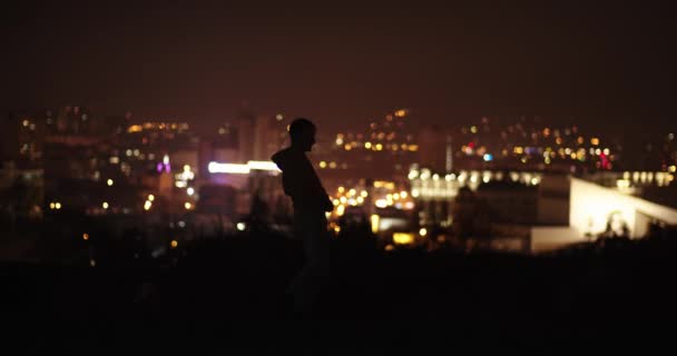 Silhouette Danseur Masculin Dansant Dans Nuit Sur Colline Devant Les — Video