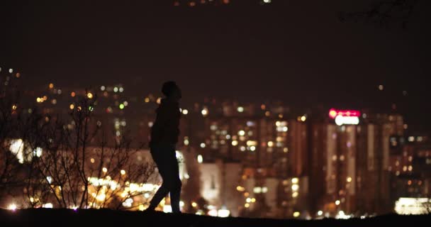 Silhouette Danseur Masculin Dansant Dans Nuit Sur Colline Devant Les — Video