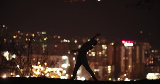 Silhouet Van Een Mannelijke Danseres Dansend Nacht Heuvel Voor Lichten — Stockvideo