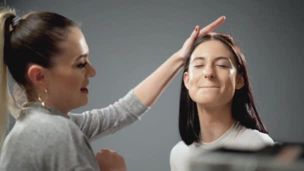 Maquillaje Artista Preparando Hermoso Modelo Femenino Para Tratamiento — Vídeos de Stock