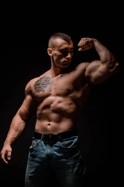 Culturista Hombre Con Cuerpo Perfecto Hombros Bíceps Tríceps Pecho — Foto de Stock