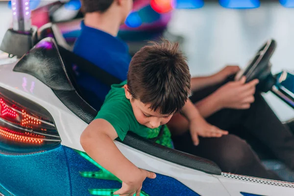 Deux Frères Amusent Sur Voiture Pare Chocs Dans Parc Attractions — Photo