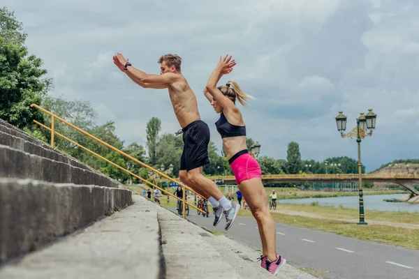 Vue Latérale Couple Sportif Actif Sautant Dans Escalier Parc — Photo