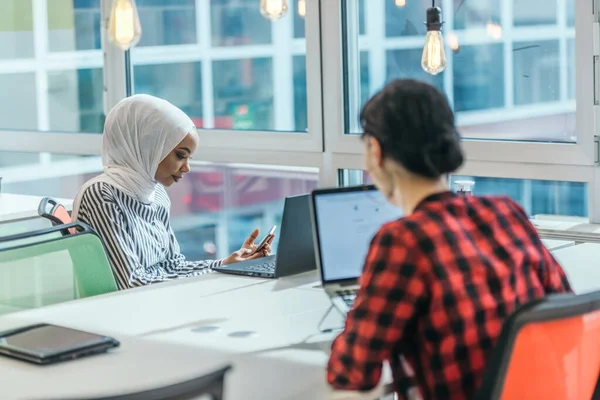 Multiethnische Geschäftsumgebungskonzepte Geschäftsfrau Hört Ihren Kollegen Während Sie Hinter Ihrem — Stockfoto