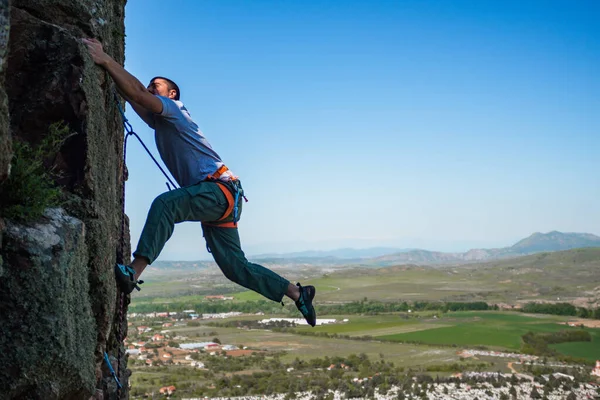 Spor Tırmanışçısı Doğal Bir Kaya Duvarında Pratik Yapıyor — Stok fotoğraf