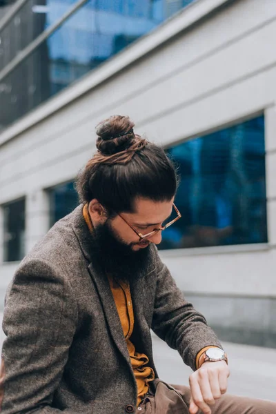 Moderner Hipster Mit Langen Haaren Und Bart Der Innenstadt — Stockfoto
