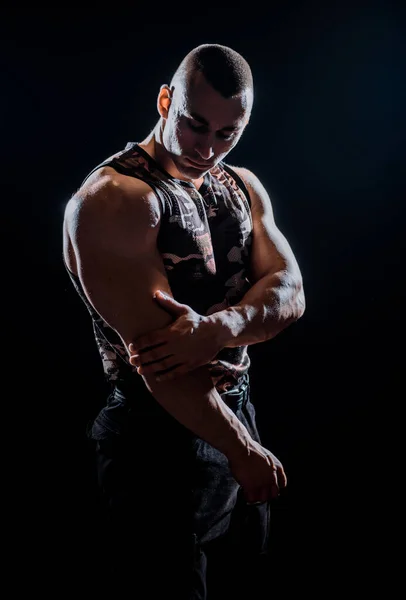 Muskulös Super Hög Nivå Stilig Man Poserar Studio Isolerad Svart — Stockfoto
