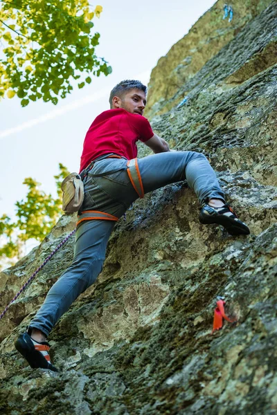 Homem Escalando Uma Montanha Muito Íngreme Contra Uma Bela Vista — Fotografia de Stock