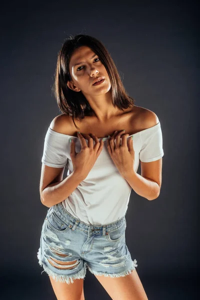 Retrato Una Joven Mujer Guapa Con Top Blanco — Foto de Stock