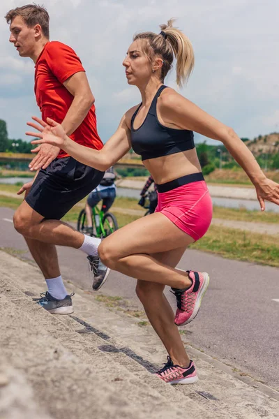 Celovečerní Pohled Sportovce Sportovkyni Běžící Společně Schodech Parku — Stock fotografie