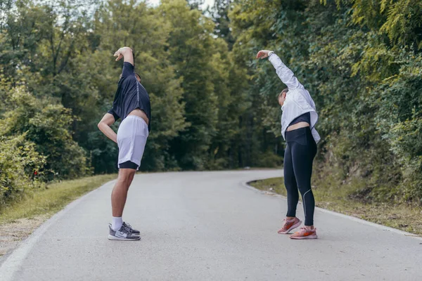 Manliga Och Kvinnliga Idrottare Förbereder Sig För Ett Maraton Springa — Stockfoto