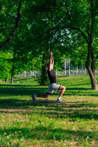 Sportlicher Junger Mann Streckt Die Beine Und Macht Beim Workout — Stockfoto