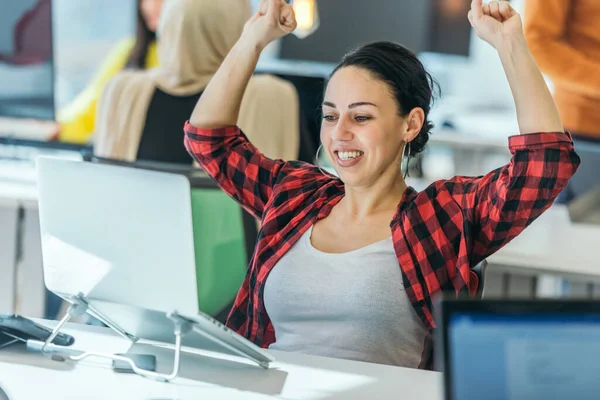 Feliz Empleada Animando Mientras Levanta Las Manos Alto Mientras Está — Foto de Stock