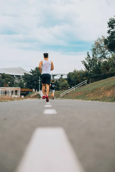 Hoofdloze Achteraanzicht Van Een Atletische Jongeman Het Park — Stockfoto