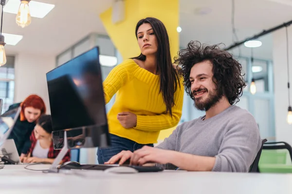 Una Atractiva Chica Negocios Pie Junto Colega Varón Feliz Con —  Fotos de Stock