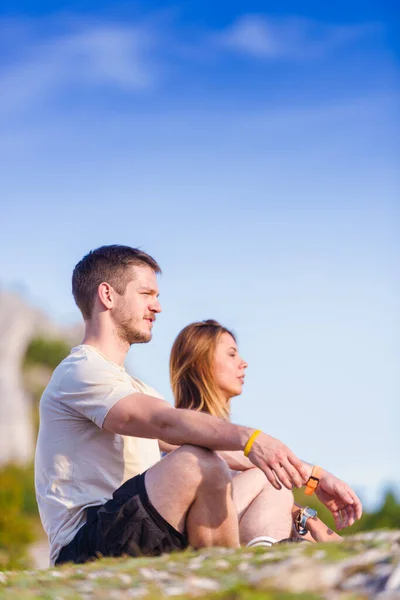 Couple Enjoying View Peak Mountain Having Zen Moment Sunset Success — Foto de Stock