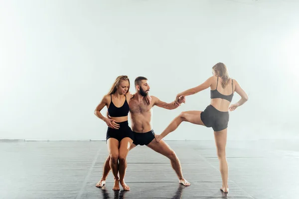 Gruppo Ballerini Contemporanei Che Praticano Una Routine Danza — Foto Stock