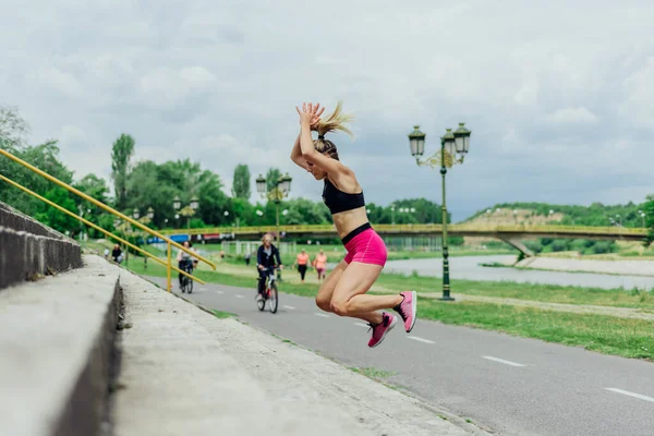 Fit Gezonde Atleet Mooie Vrouw Strakke Sportkleding Springen Trap Opwarmen — Stockfoto