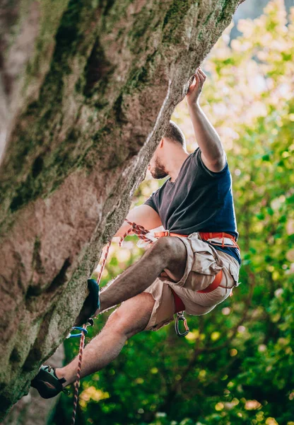 Corajoso Confiante Alpinista Faz Duro Movimento Sua Rota Escalada — Fotografia de Stock