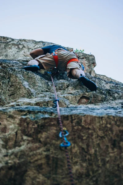 Sport Klimmen Mens Oefenen Een Natuurlijke Rotswand — Stockfoto