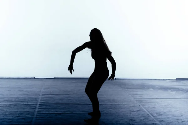 Атлетична Тонка Танцівниця Виконує Елемент Танцювальної Гімнастики — стокове фото