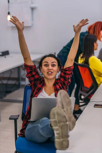 Une Jeune Travailleuse Les Mains Air Les Jambes Sur Bureau — Photo