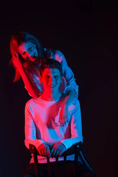 Sinnlich Liebende Männer Und Frauen Posieren Vor Zweifarbigem Hintergrund — Stockfoto