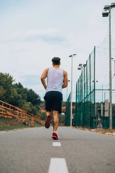 Een Sportieve Mannenbeweging Door Het Park Van Stad — Stockfoto