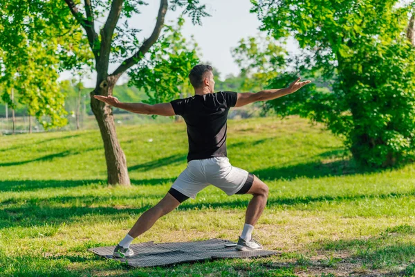 Jovem Caucasiano Atraente Alongamento Fazendo Exercícios Ioga Grama Verde Parque — Fotografia de Stock
