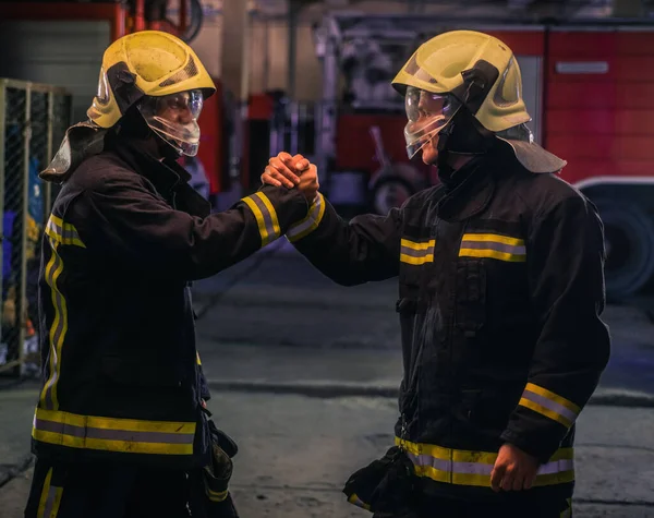 Retrato Dos Jóvenes Bomberos Uniforme Pie Dentro Estación Bomberos —  Fotos de Stock