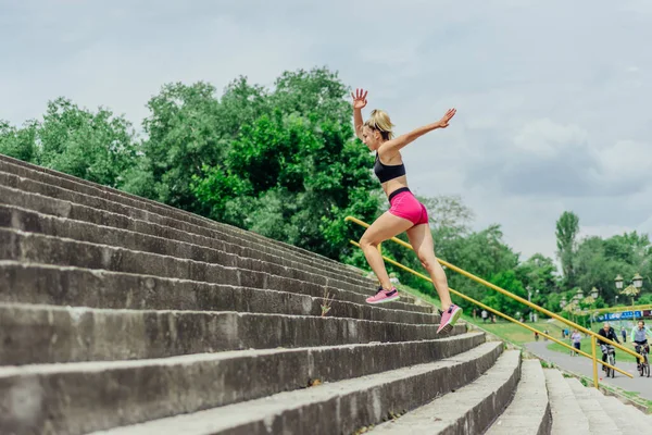 Potrivesc Atlet Sănătos Femeie Frumoasă Îmbrăcăminte Sport Strânsă Sărind Scări — Fotografie, imagine de stoc