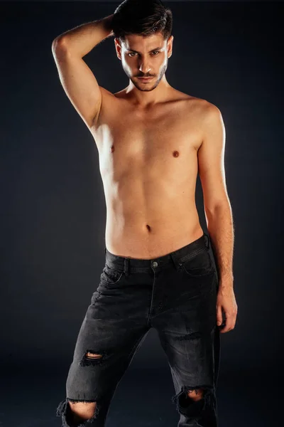 Jeune Modèle Masculin Attrayant Posant Seins Nus Jean Noir — Photo