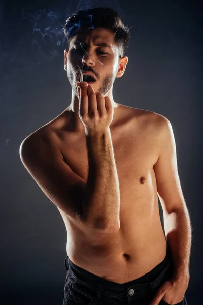 Estudio Retrato Moda Hombre Topless Fumando Cigarrillo — Foto de Stock