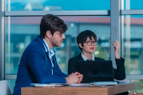 Female Manager Leads Brainstorming Meeting Businesswoman Meeting Colleagues Conference Room — Stock Photo, Image