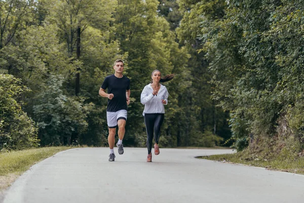 Sportliches Paar Läuft Auf Einer Straße Nebeneinander Her Natur Fitness — Stockfoto